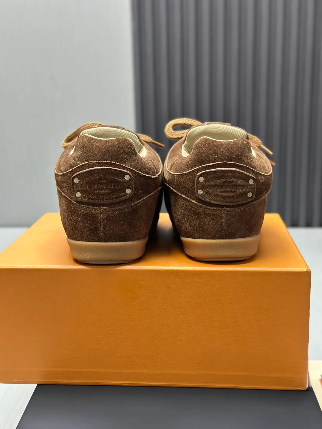 👟👟Ex-factory price 720👟👟 Top version LV-Louis Vuitton-Bread Catwalk New Style 1:1 development replica of the original version! ! The upper foot is very comfortable. It is made of luxurious materials and fine workmanship. The midsole is printed with English letters "Made in Europe". The upper is made of calfskin imported from Italy. The side is decorated with the brand's LOGO and signature. The latest latex foot pads and mesh lining make the foot feel super comfortable. The original two-color TPU combination outsole is specially provided by the original factory. Bag technology Goodyear stitched edges Fabric: Exclusive customized first-layer cowhide Accessories: Exclusive private model Vuitton logo, lining: Customized silk mesh lining - first-layer silk cowhide lining Outsole: TPU combination outsole wear-resistant, non-slip and anti-yellowing Foot pads: new latex pads-mesh sweat-absorbent Counter technology: fully computerized sewing machine wire drawing Toe box back cover Hot and cold shaping Full set of pull-top lasts with medium and low logo patterns Counter packaging - Shoelaces, certificates, cards, instructions, certificates, dust bags, the most complete packaging on the entire network, women's models 35-40 men's models are under development